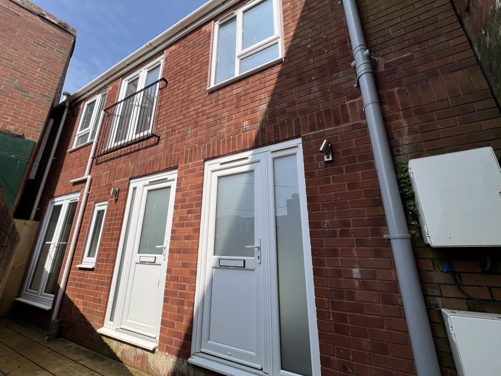 Lot: 140 - TOWN CENTRE FULLY REFURBISHED GROUND FLOOR FLAT - General view of the front of property with own access to 109A High Street